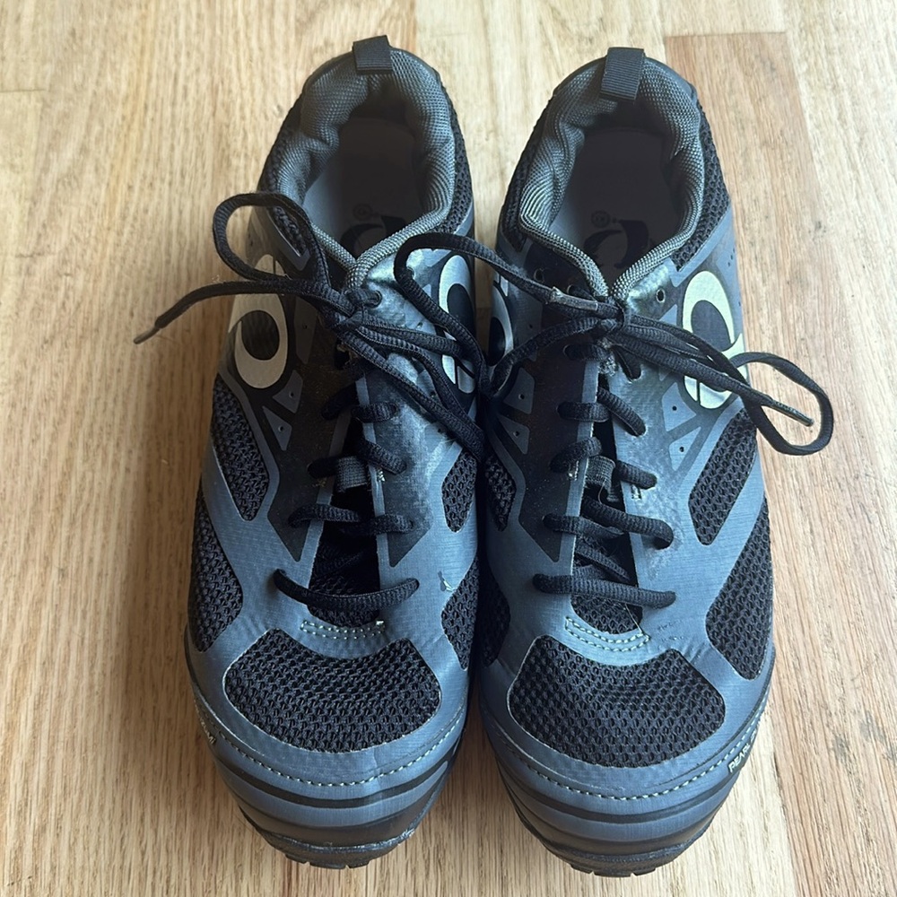 Izumi spin shoes